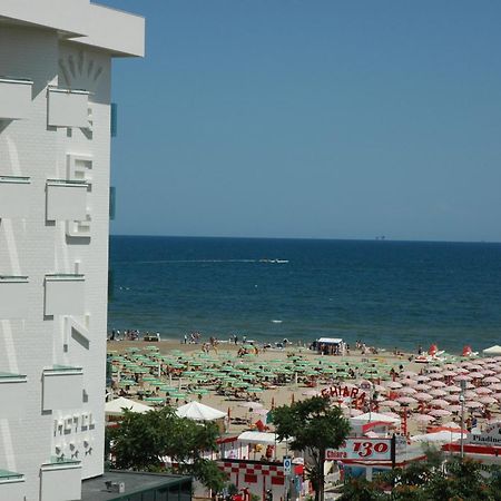 Hotel Regina In Spiaggia Римини Екстериор снимка