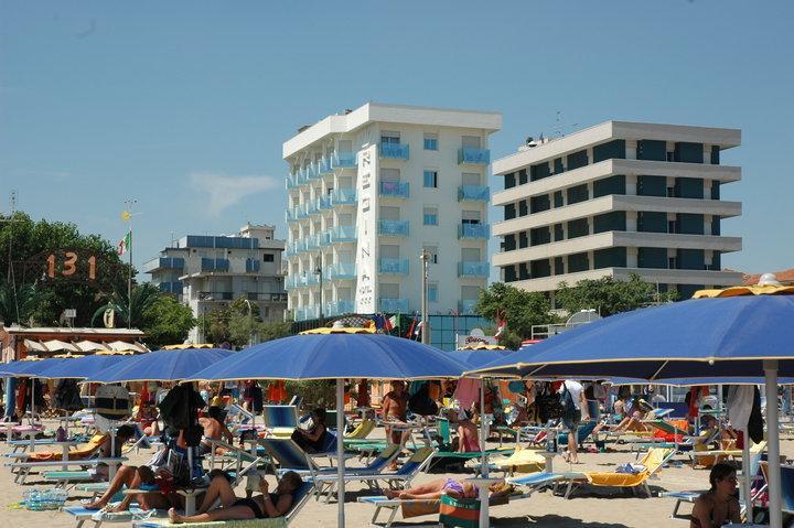 Hotel Regina In Spiaggia Римини Екстериор снимка
